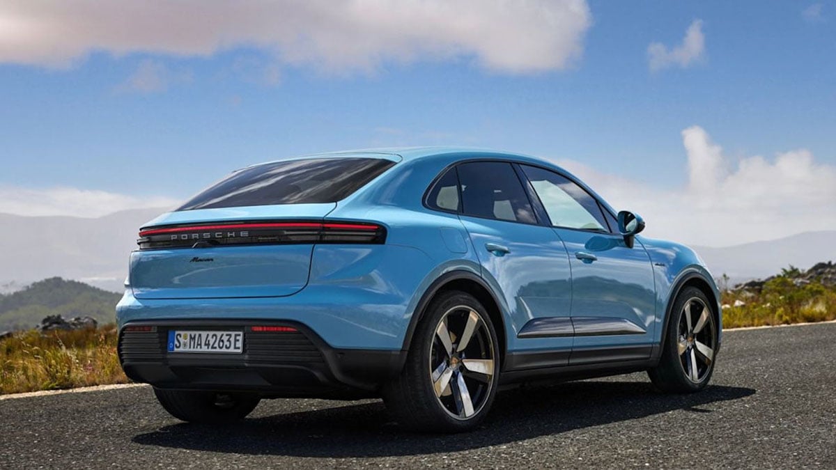 Partie arrière du Porsche Macan électrique avec feux LED et bande lumineuse