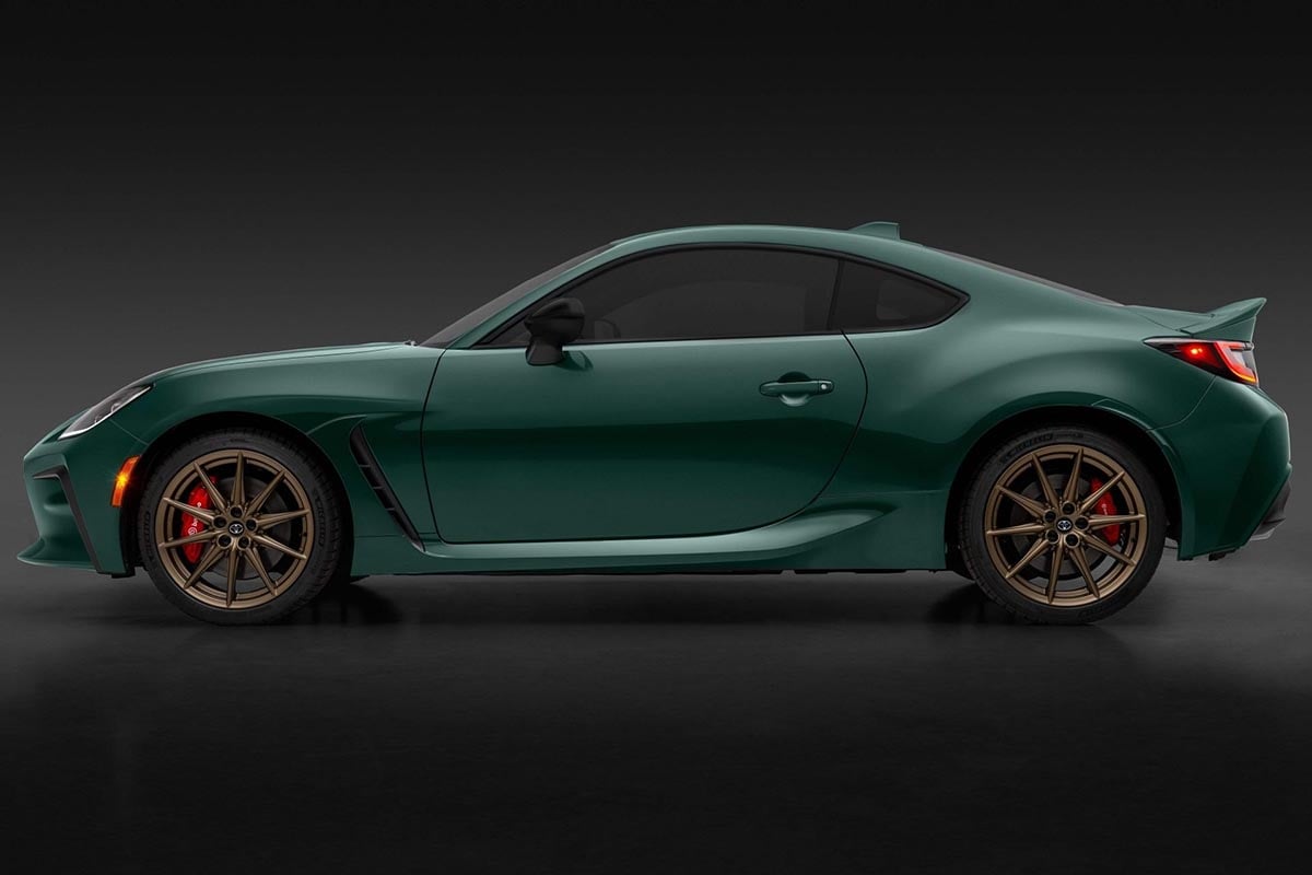 Vue latérale hypothétique du Mazda MX‑6 2026 avec ligne de toit fluide et silhouette typée coupé