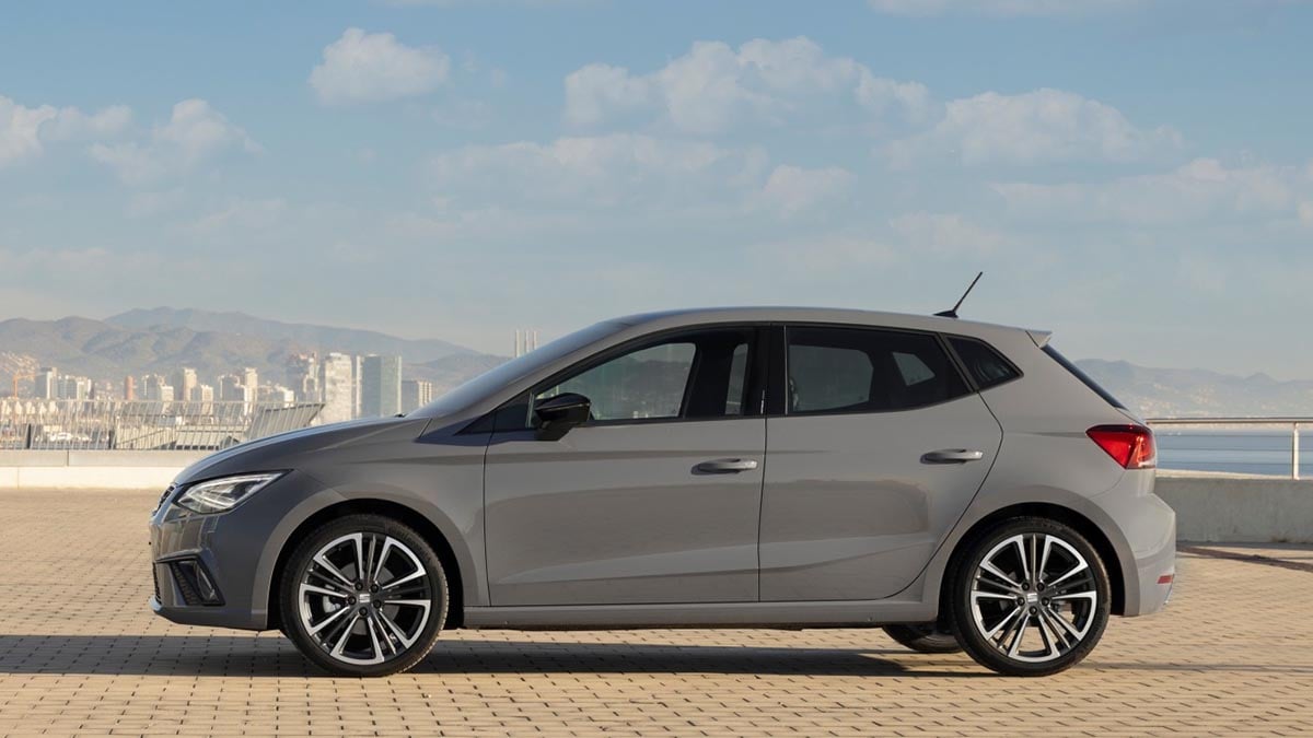 Vue latérale de la SEAT Ibiza 2025 blanche, citadine compacte cinq portes au design dynamique