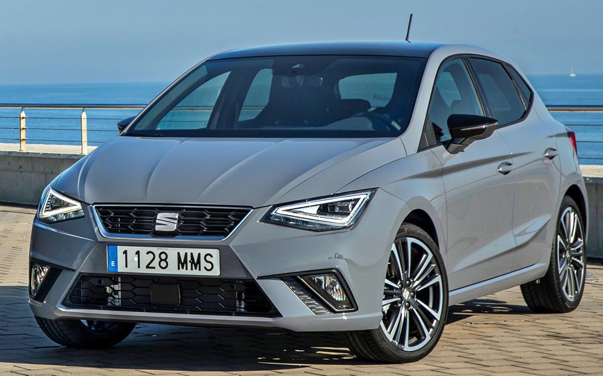 Avant de la SEAT Ibiza 2025 avec signature lumineuse LED et calandre moderne