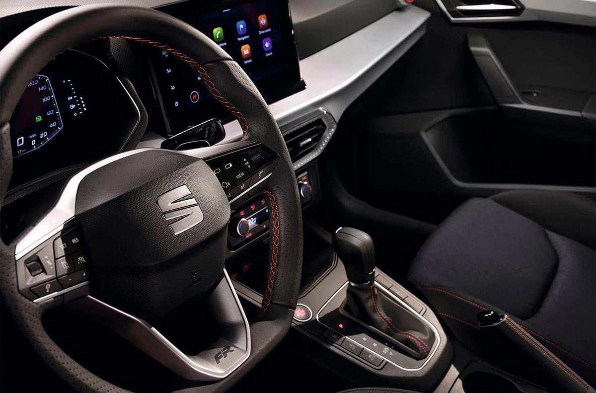 Intérieur de la SEAT Ibiza 2025 avec écran tactile central et tableau de bord numérique