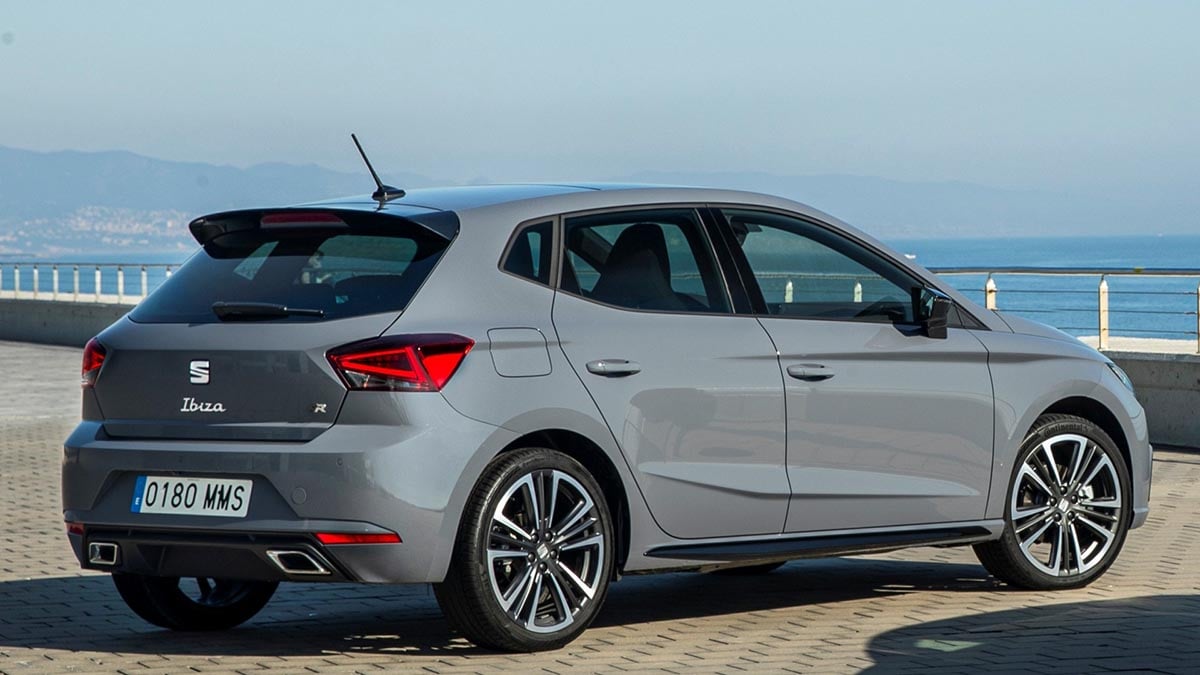 Arrière de la SEAT Ibiza 2025 avec feux à LED et logo central