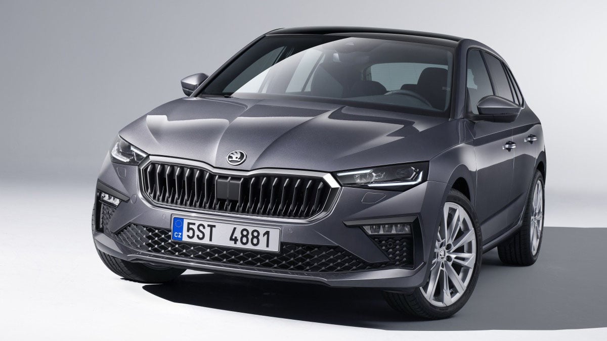 Face avant du Skoda Scala 2025 avec calandre noire et phares LED