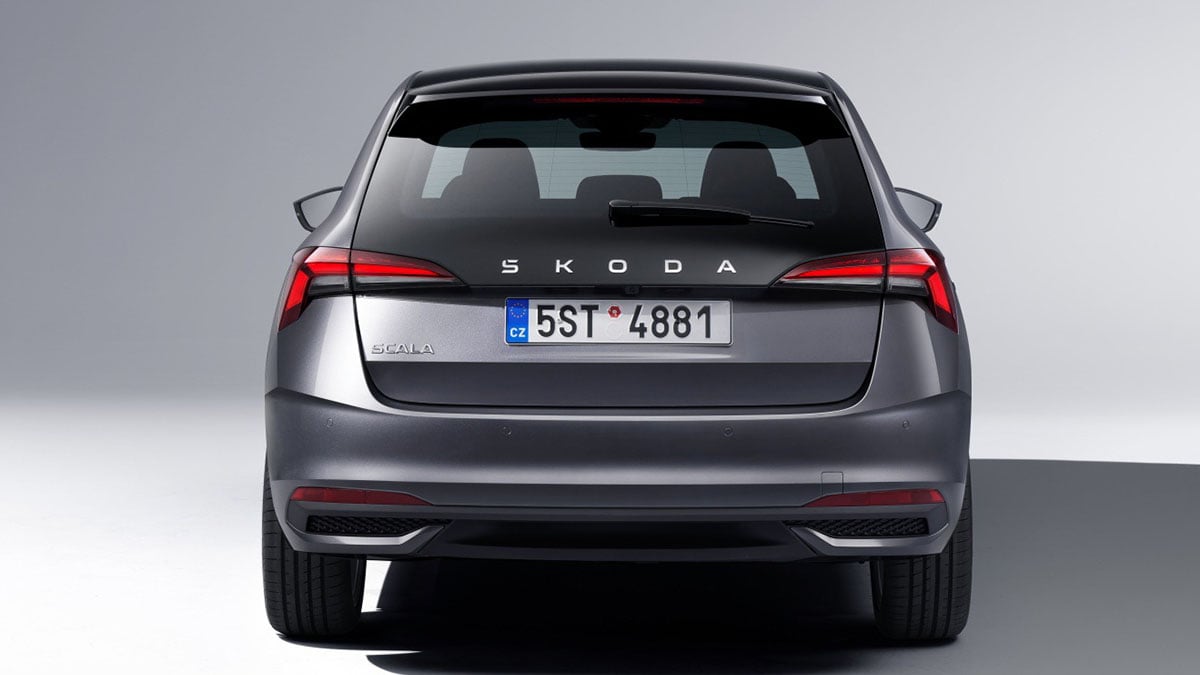 Arrière du Skoda Scala 2025 avec signature lumineuse horizontale