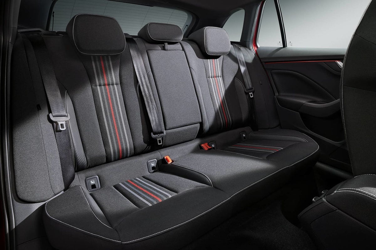 Banquette arrière du Skoda Scala 2025 avec trois assises et espace aux jambes accru