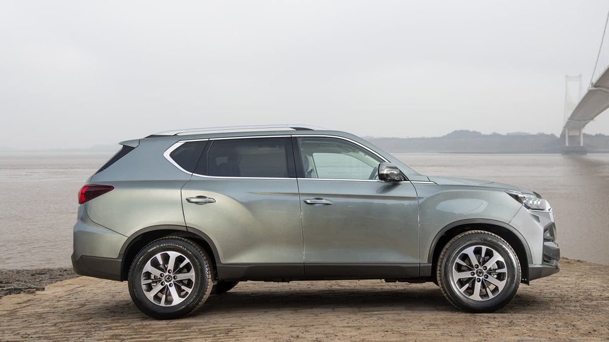 Vue latérale du KGM Rexton 2025 avec carrosserie bleue et jantes 17 pouces