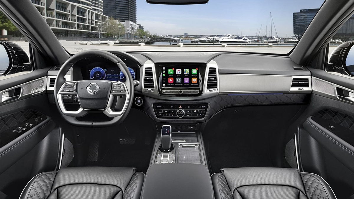 Intérieur du KGM Rexton 2025 avec écran tactile central et sellerie tissu