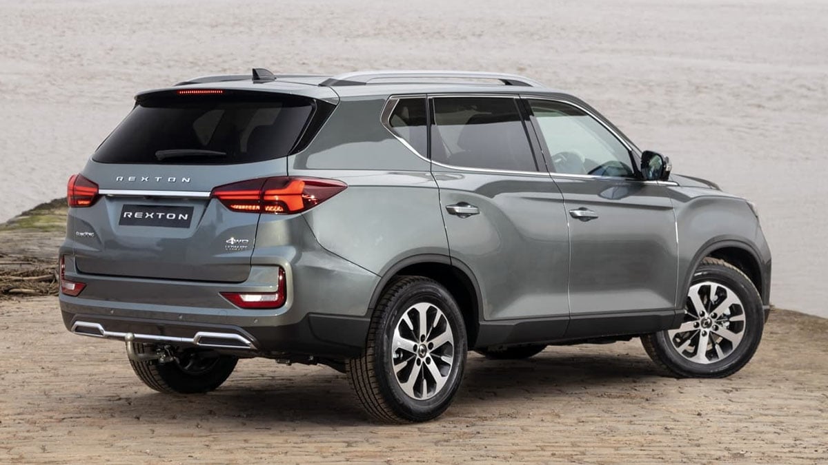 Arrière du KGM Rexton avec feux horizontaux et signature lumineuse moderne