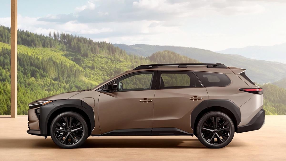 Toyota bZ4X Touring électrique vue latérale, jantes alliage et design SUV moderne