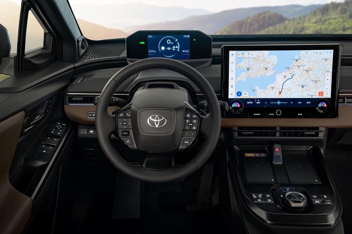 Intérieur Toyota bZ4X Touring avec écran central tactile et instrumentation numérique
