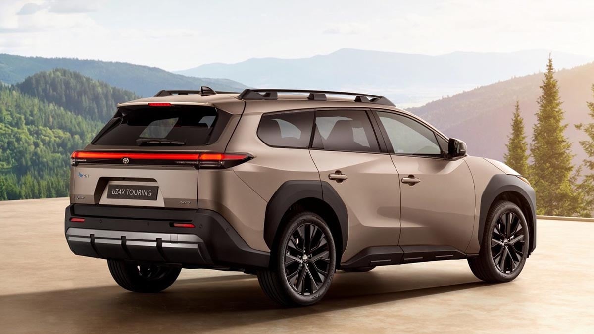 Arrière Toyota bZ4X Touring électrique avec feux LED et design sculpté