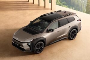 Position de Toyota face aux ventes décevantes de voitures électriques confirmant sa stratégie hybride plutôt qu'électrique