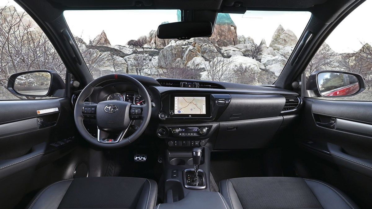 Intérieur du Toyota Hilux 2025 avec écran tactile central et instrumentation numérique