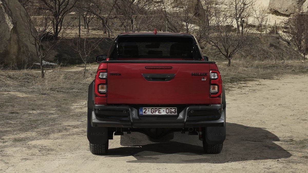 Arrière du Toyota Hilux 2025 avec benne de chargement et feux verticaux