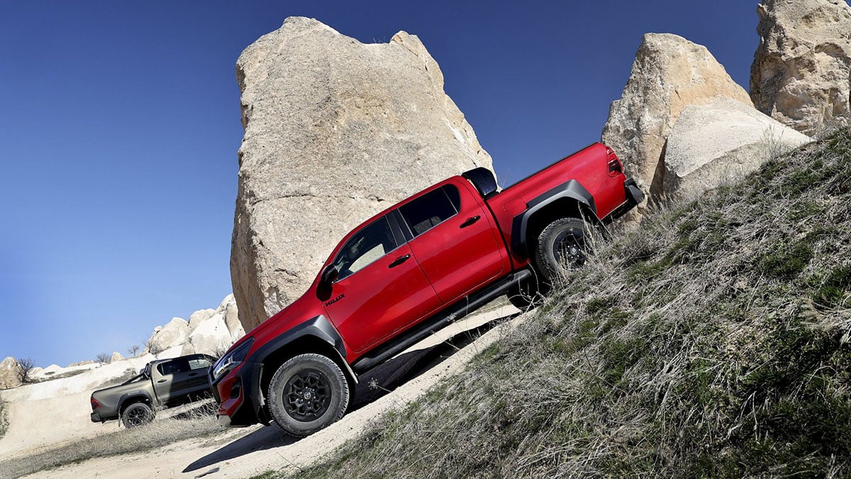 Toyota Hilux 2025 franchissant une piste boueuse avec motricité 4x4