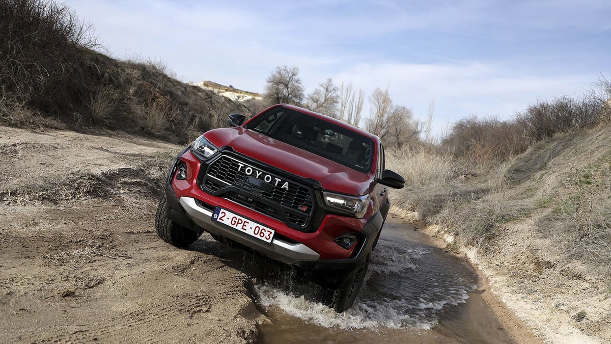 Toyota Hilux 2025 franchissant une piste boueuse avec motricité 4x4