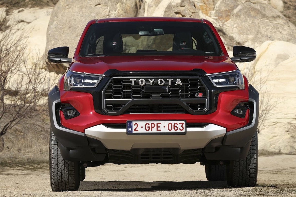 Face avant du Toyota Hilux 2025 avec calandre massive et phares LED