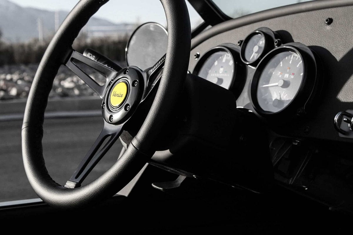 Intérieur du Vanderhall Carmel, volant sport, tableau de bord minimaliste
