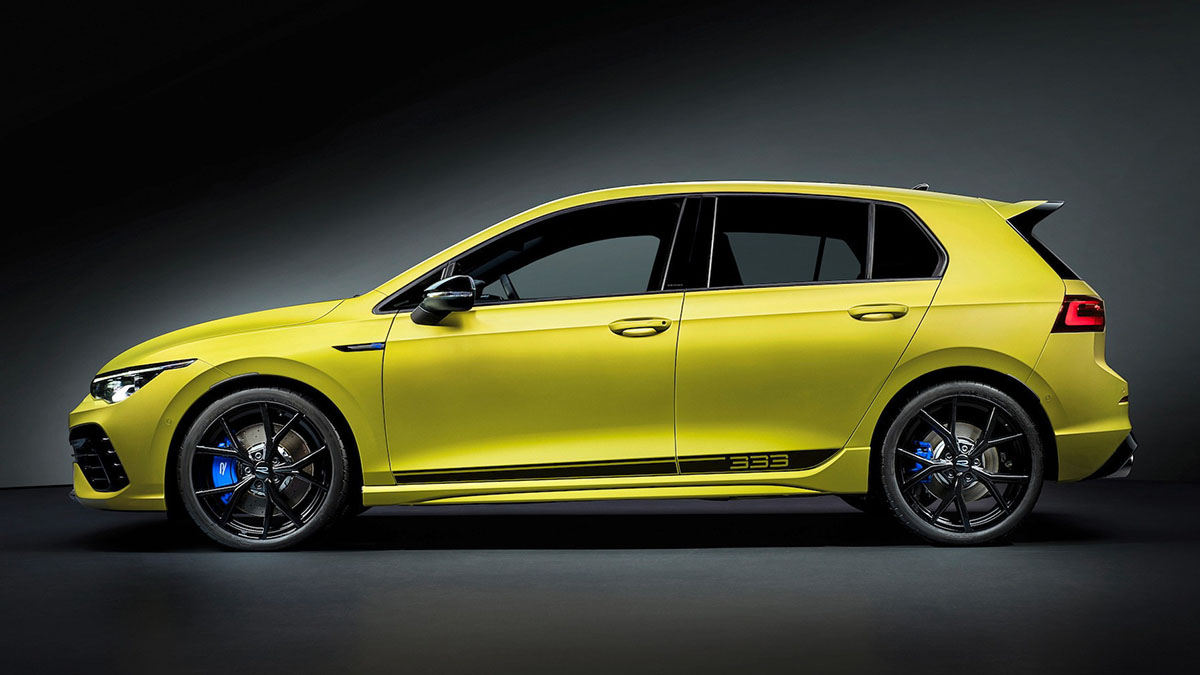 Profil latéral de la Volkswagen Golf R 2027 en série spéciale avec jantes sport et kit carrosserie élargi