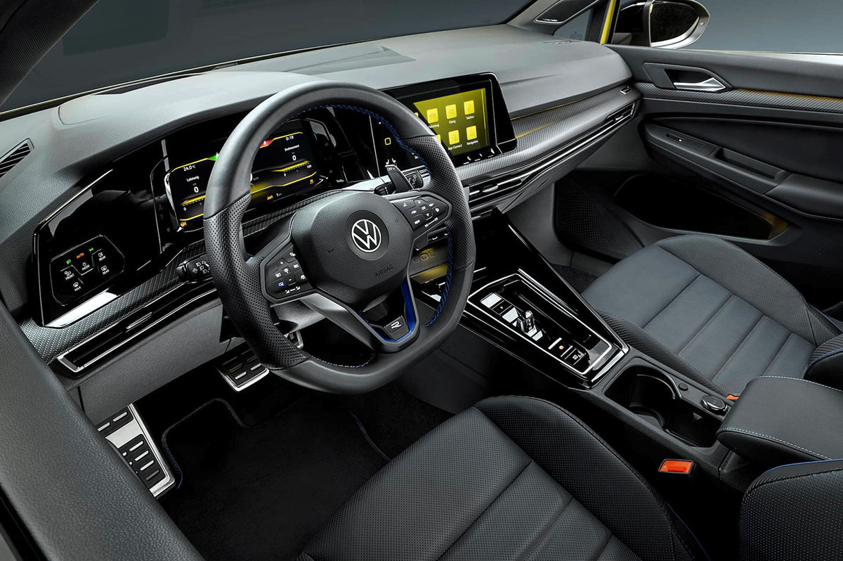 Poste de conduite de la Volkswagen Golf R 2027 avec volant R, instrumentation numérique et sièges sport