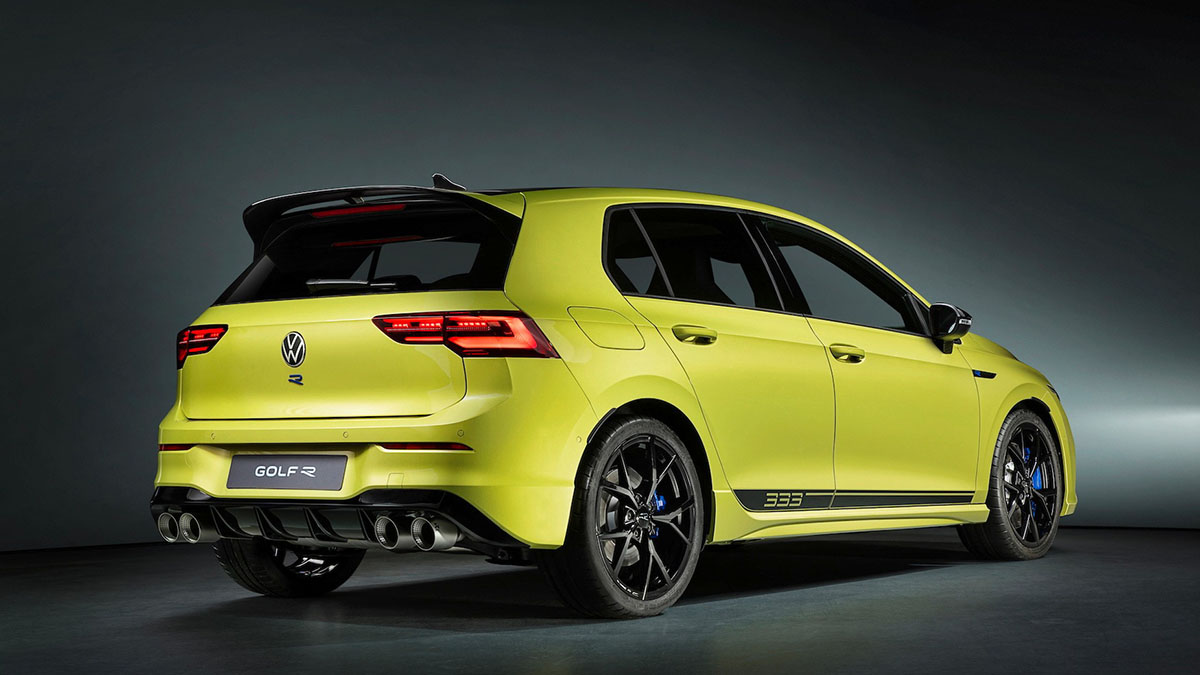 Vue arrière de la Volkswagen Golf R 2027 avec diffuseur sport, échappement Akrapovic et feux LED