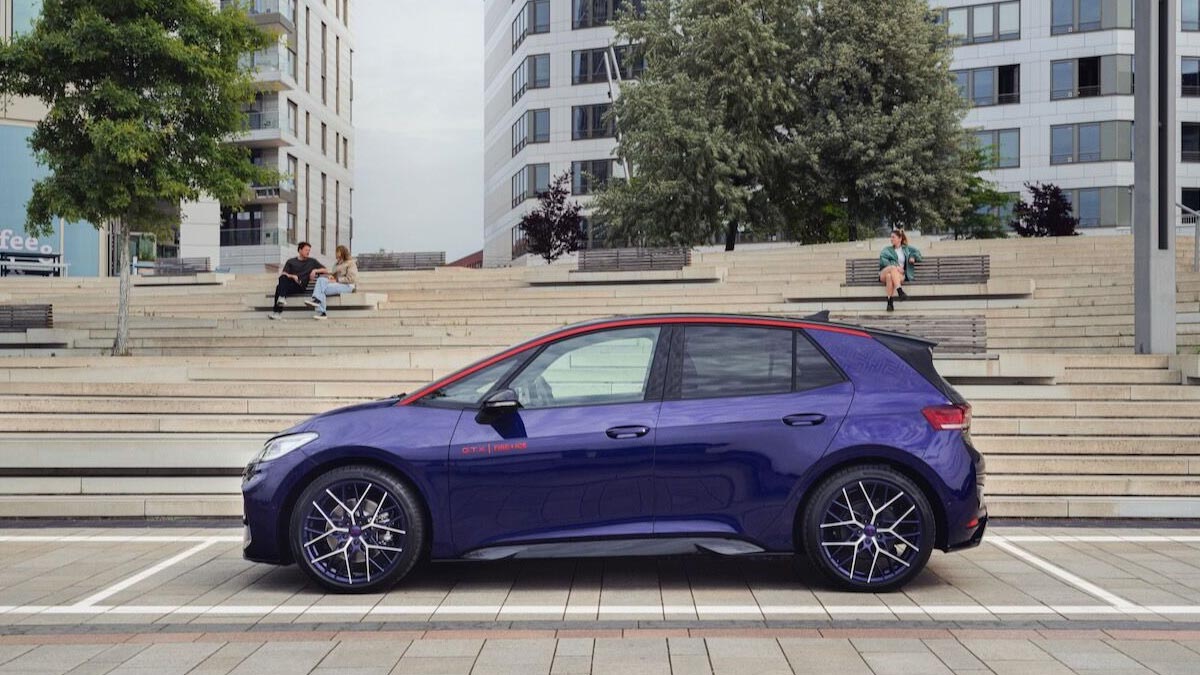 Volkswagen ID.3 GTX Fire & Ice 2025 en Ultra Violette sur route de montagne