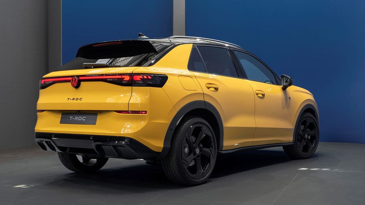 Vue arrière du Volkswagen T-Roc 2026 avec feux LED fins reliés par une bande lumineuse rouge