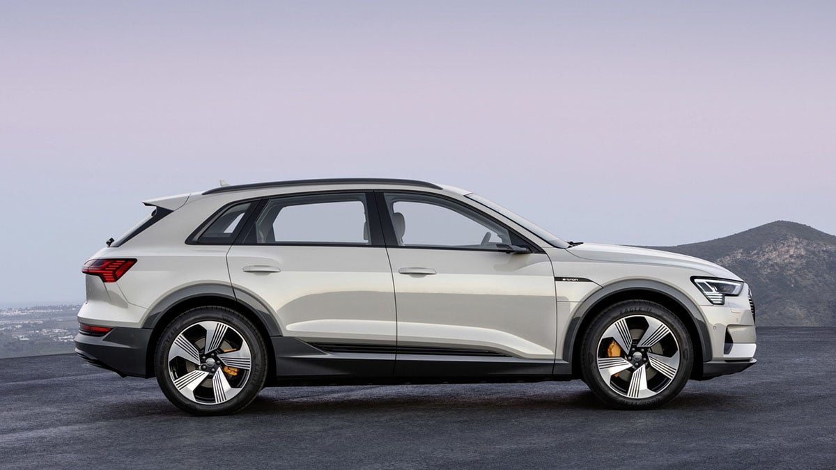 Profil gauche de l’Audi e-tron 55 quattro avec jantes 21 pouces et finition S Line