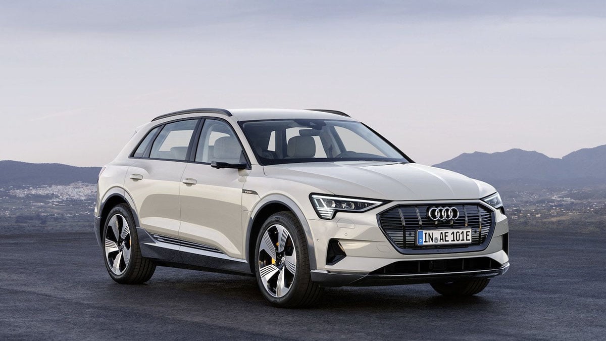 Face avant de l’Audi e-tron avec calandre Singleframe fermée et projecteurs Matrix LED