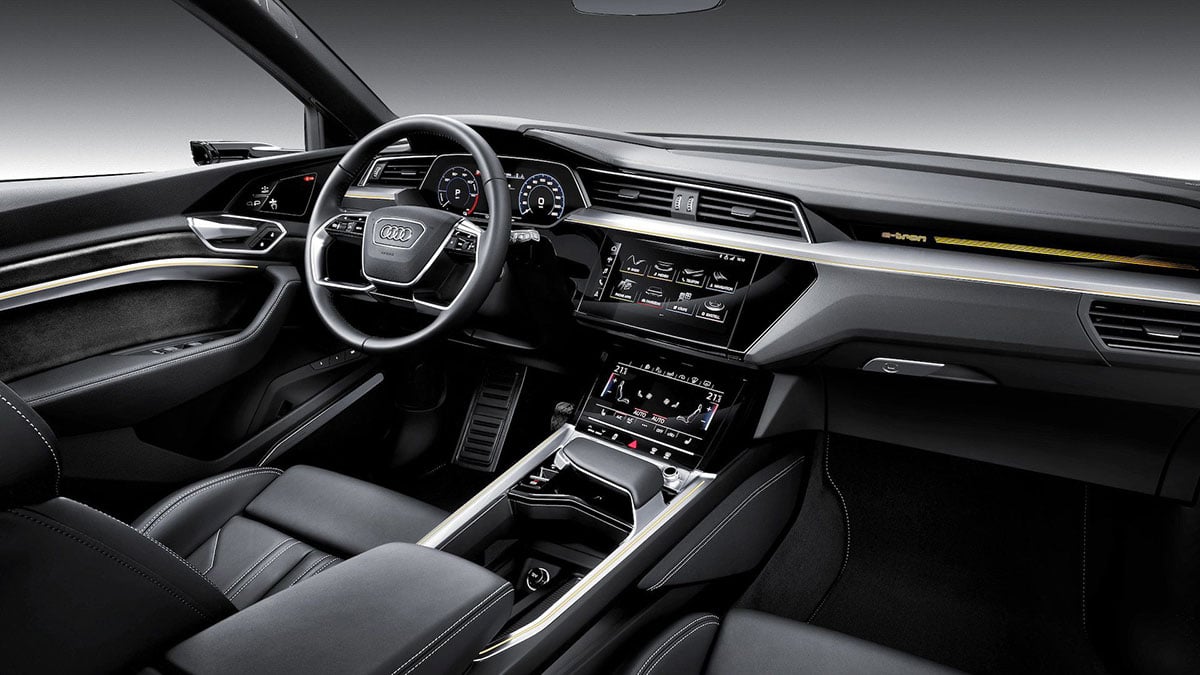 Intérieur de l’Audi e-tron avec double écran tactile et instrumentation numérique