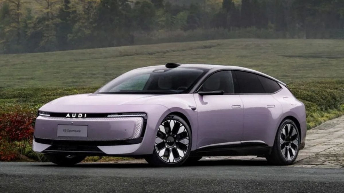  Profil de l’Audi E5 Sportback avec ligne fastback et silhouette aérodynamique