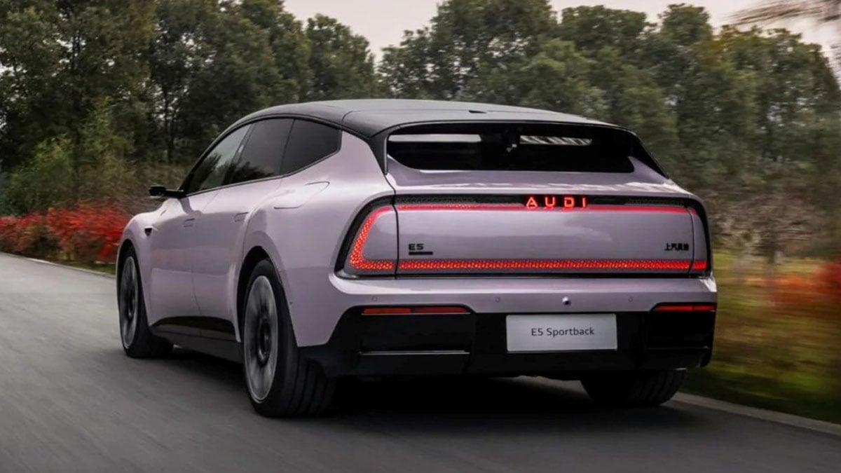 Arrière de l’Audi E5 Sportback avec bande lumineuse et diffuseur discret