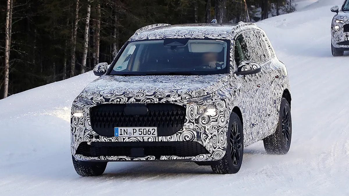 Avant de l’Audi Q9 camouflé avec calandre imposante et optiques masquées