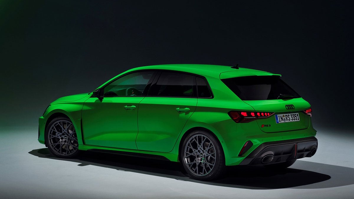 Arrière de l’Audi RS3 avec diffuseur, double sortie d’échappement et signature lumineuse LED