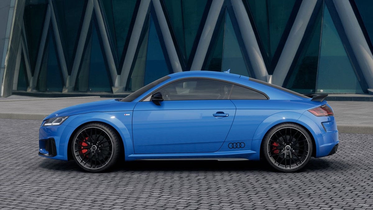 Audi sportif avec silhouette coupé basse et ailes musclées