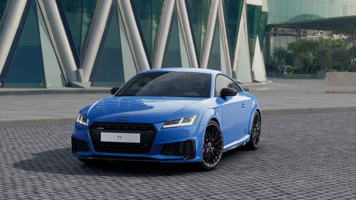 Audi TT sport première génération bleu avec silhouette coupé compacte