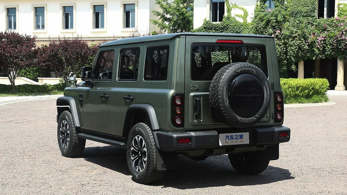 Arrière du 212 T01 avec porte de coffre battante et roue de secours extérieure