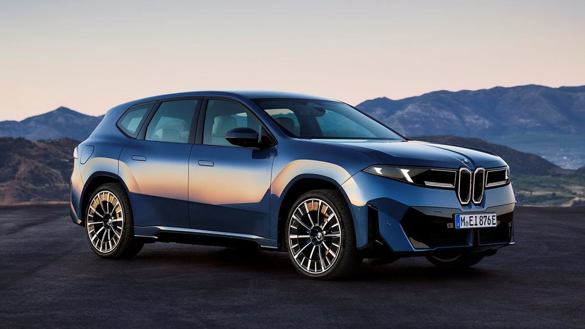 Profil du nouveau BMW iX3 xDrive50 2025 avec jantes aérodynamiques et ligne épurée