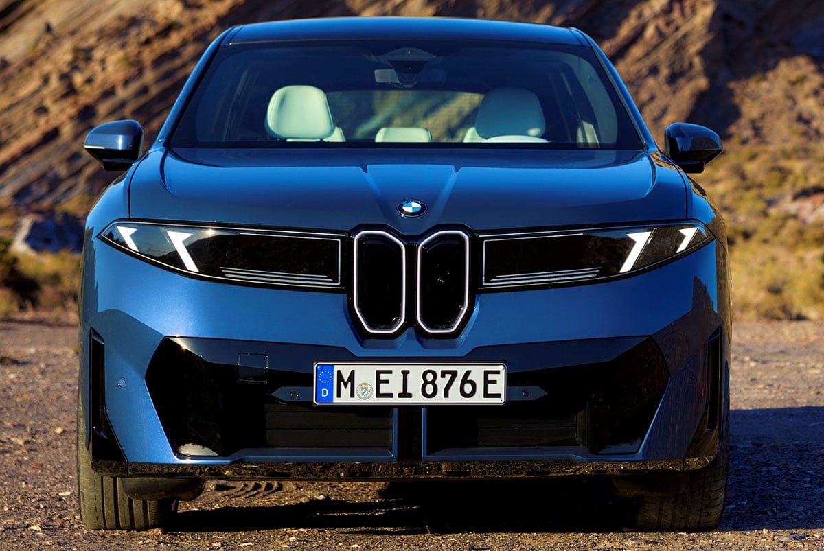 Face avant du BMW iX3 Neue Klasse avec signature lumineuse futuriste et calandre réduite