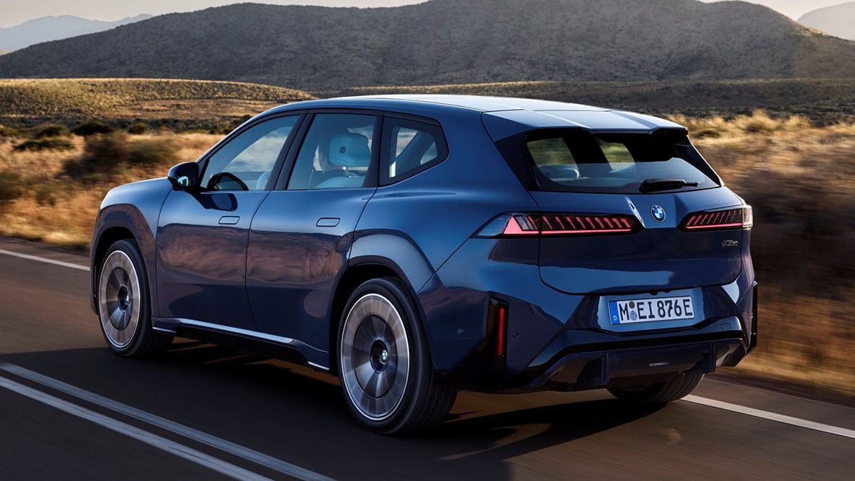 Arrière du BMW iX3 Neue Klasse avec feux à LED horizontaux et ligne de toit fluide