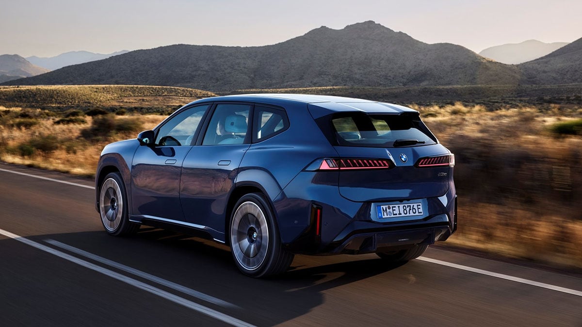  Arrière du BMW iX3 xDrive50 avec bande lumineuse horizontale et diffuseur arrière