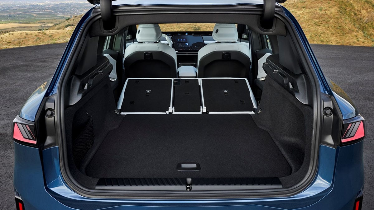 Coffre du BMW iX3 2025 avec seuil plat et plancher modulable