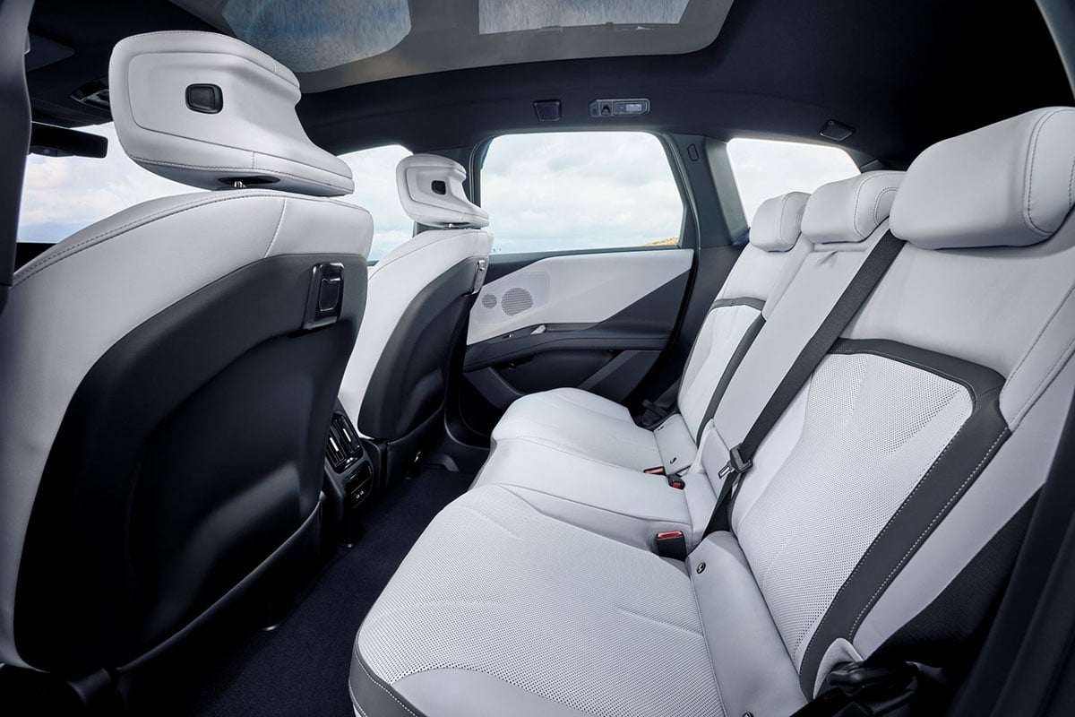 Banquette arrière du BMW iX3 2025 avec sellerie écoresponsable et éclairage d’ambiance