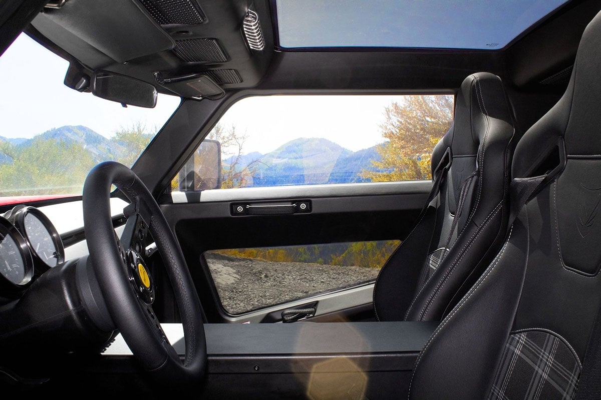  Intérieur minimaliste du Vanderhall Brawley GTS avec instrumentation numérique