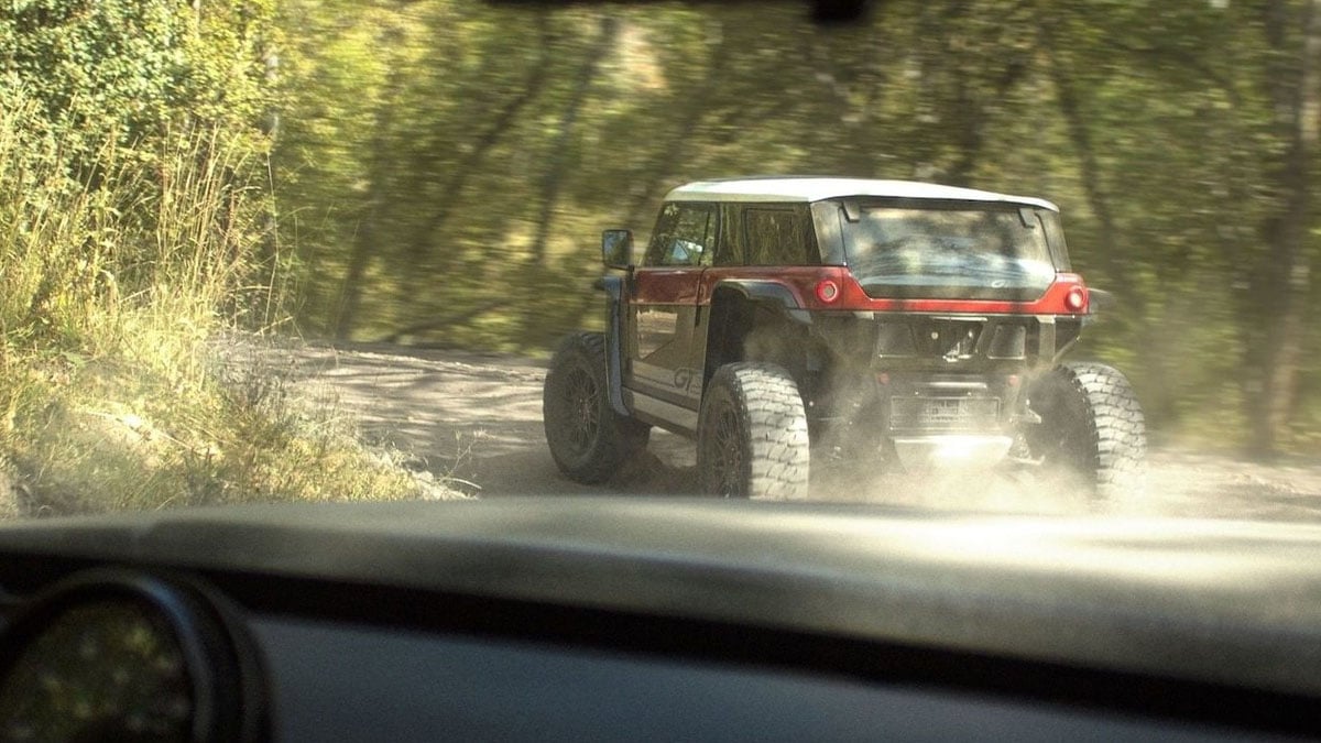  Vue arrière du Brawley GTS avec pneus tout-terrain et gabarit compact