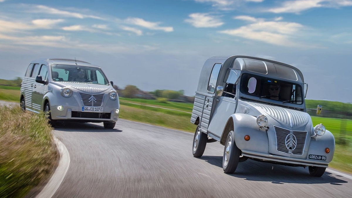 Comparatif face avant Citroën 2CV Fourgonette ancien modèle et Caselani Fourgonette 2025 sur route en virage