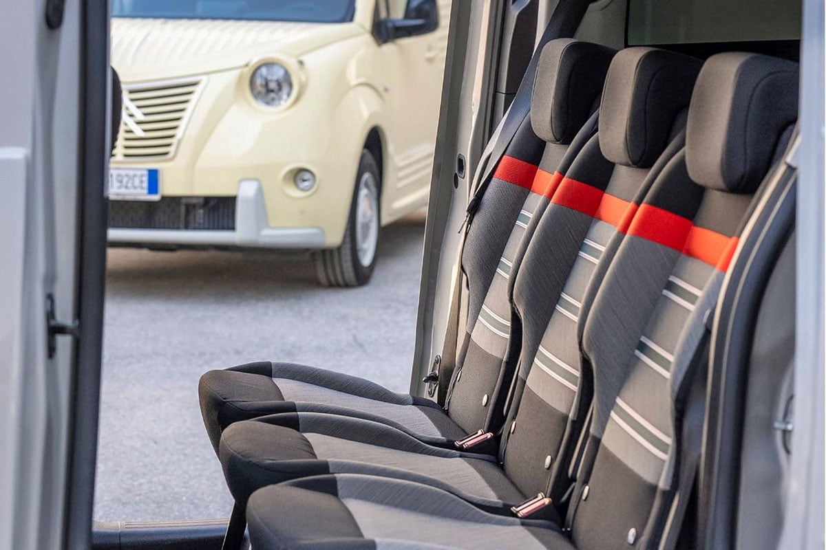 Banquette arrière de la Caselani Fourgonette 2025 en configuration passagers vitrées