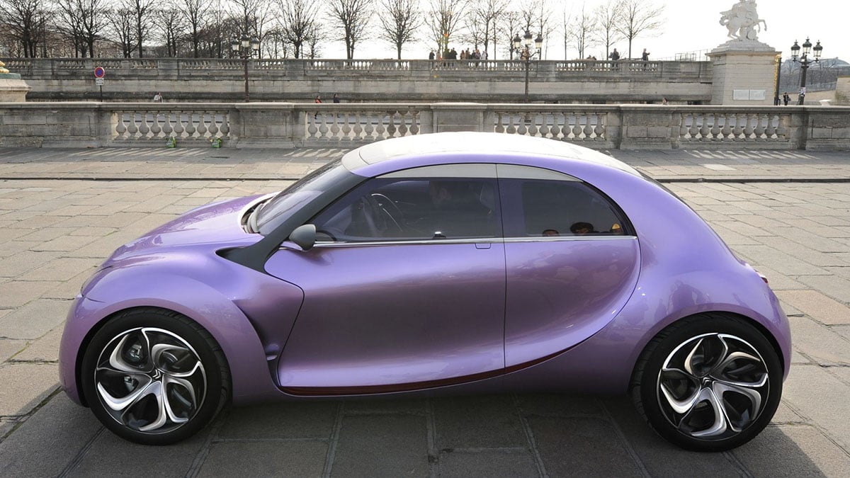 Profil du Citroën REVOLTe avec son gabarit compact et ses arches de roue inspirées de la 2CV