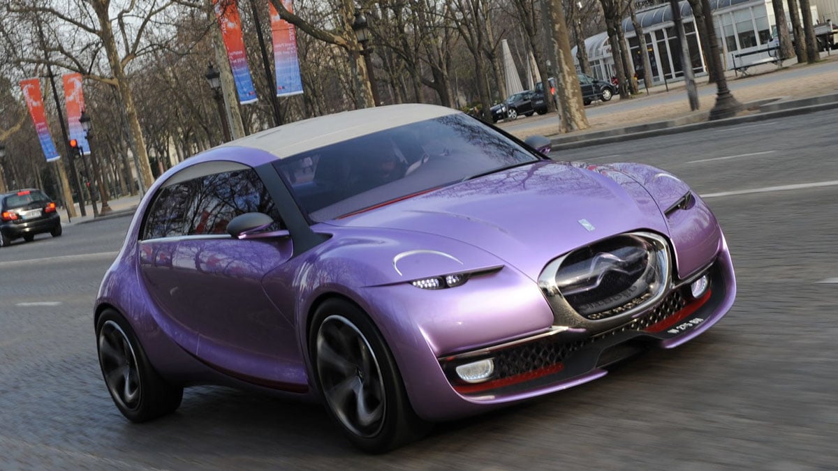Face avant du Citroën REVOLTe avec feux effilés et calandre chromée futuriste