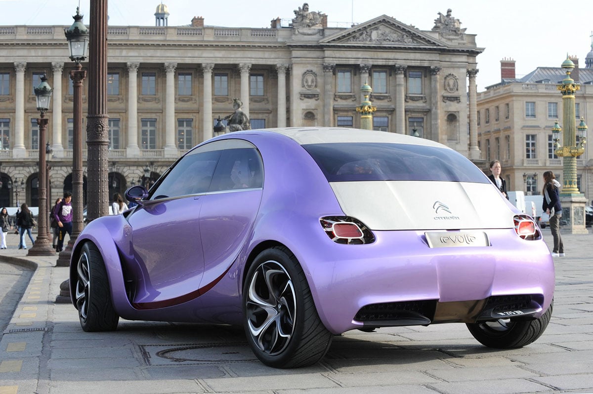 Arrière du Citroën REVOLTe avec coffre gainé de toile et optiques verticales